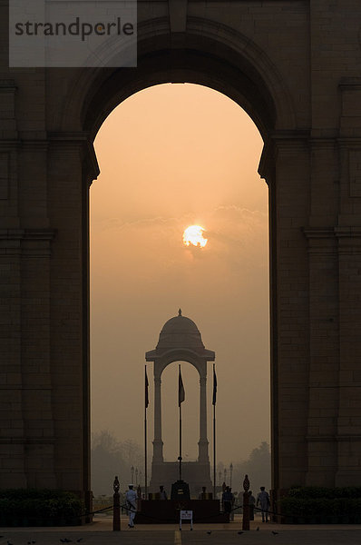 Amar Jawan Jyoti  India Gate bei Sonnenaufgang  Delhi  Indien  Südasien