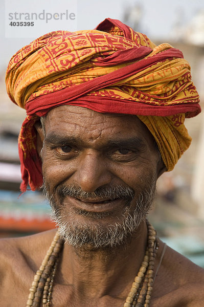 Lächelnder Inder  Porträt  Varanasi  Benares  Uttar Pradesh  Indien  Südasien