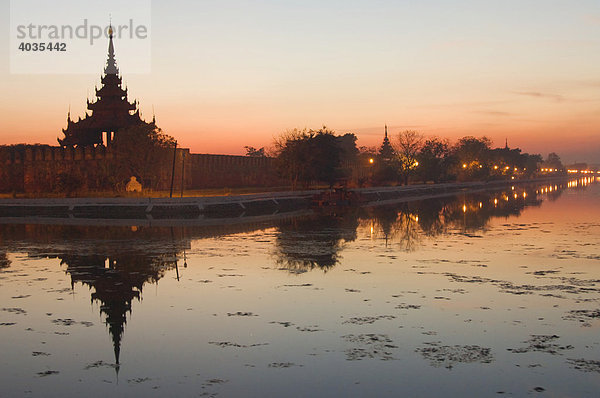 Königspalast und der ihn umgebender Kanal bei Sonnenuntergang  Mandalay  Burma  Birma  Myanmar  Südostasien