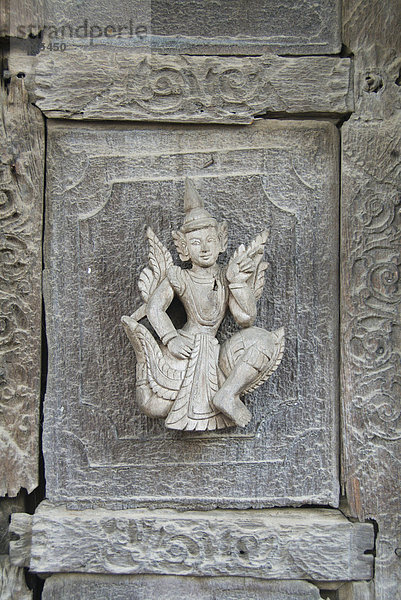 Geschnitzte Figur auf Teakholztür  Kloster Shwe In Bin Kyaung  Mandalay  Burma  Birma  Myanmar  Südostasien