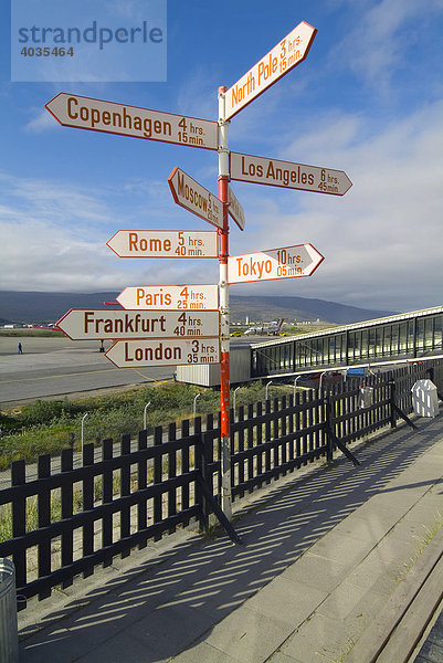 Richtungsweiser am Kangerlussuaq Flughafen  Grönland  Dänemark