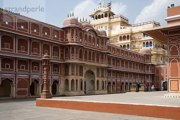 Jaipur  Stadtpalast von Jai Singh II  Innenhof mit Riddhi-Siddhi Pol und dahinter der Chandra Mahal  Rajasthan  Indien  Südasien