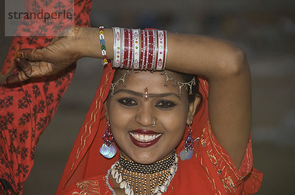 Indische Tänzerin in traditioneller Kleidung  Jaipur  Rajasthan  Indien  Südasien