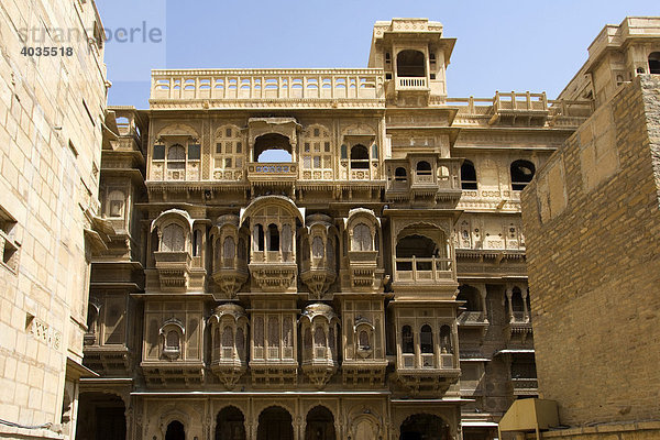 Gitterfenster und Balkone des Patwon oder Patwa ki Haveli Palasts  Jaisalmer  Thar Wüste  Rajasthan  Indien  Südasien