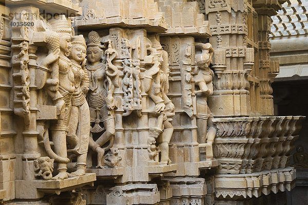 Gemeißelte Säulen  Jaintempel  Jaisalmer  Thar Wüste  Rajasthan  Indien  Südasien