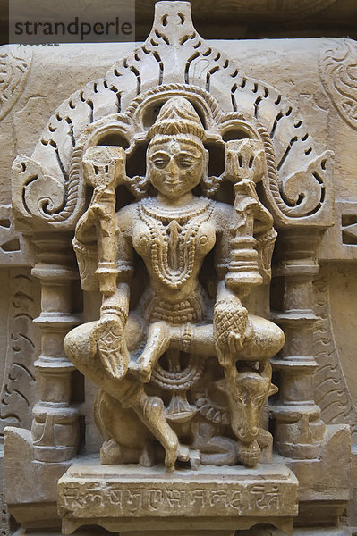 Aus Sandstein gemeißelte Statuen  Jaintempel  Jaisalmer  Thar Wüste  Rajasthan  Indien  Südasien
