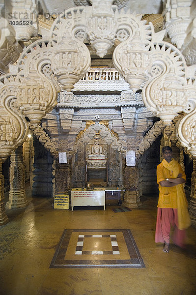 Gläubiger im Jaintempel  Jaisalmer  Thar Wüste  Rajasthan  Indien  Südasien