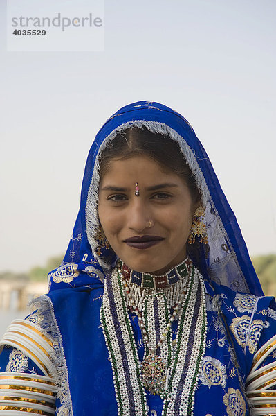 Rajputen Inderin vor dem See Gadisagar  Jaisalmer  Thar Wüste  Rajasthan  Indien  Südasien