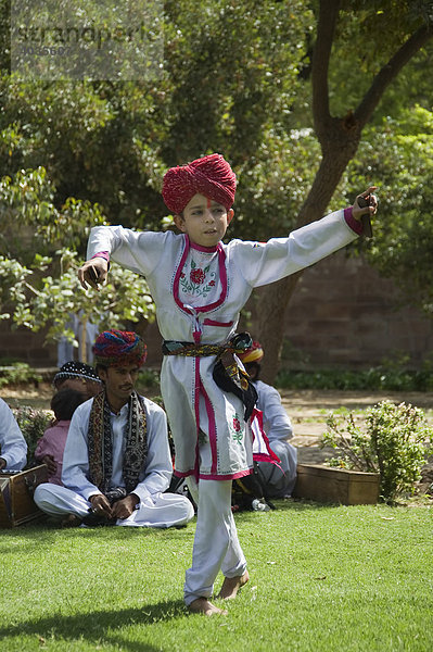 Junger Inder tanzt  Jodhpur  Rajasthan  Indien  Südasien