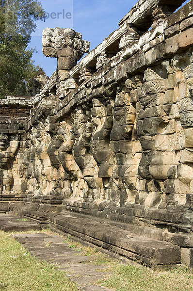 Mauer mit Garudas und Löwen  Elefanten-Terrasse  Angkor Thom  Welterbe der UNESCO  Siem Reap  Kambodscha  Südostasien
