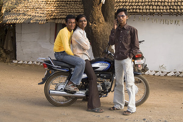 Straßenszene  junge Männer auf einem Moped  Bundesstaat Madhya Pradesh  Indien  Südasien