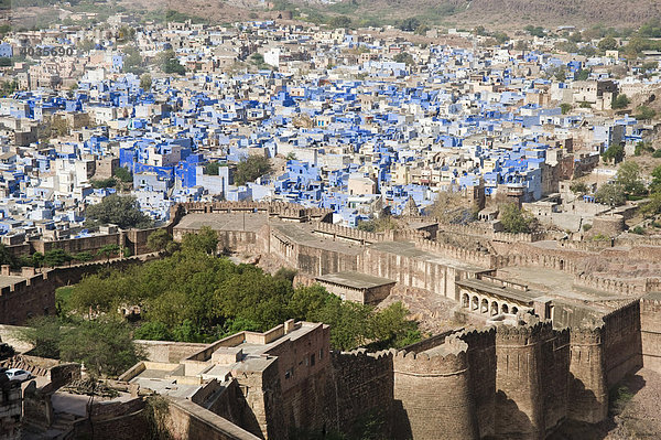 Jodphur  blau gemalte Häuser  Fort Mehrangarh im Vordergrund  Rajasthan  Indien  Südasien