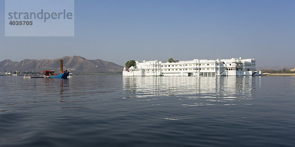 See Pichola und Lake Palace Hotel  früher Jag Niwas Palast  Udaipur  Rajasthan  Indien  Südasien