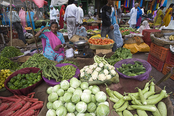 Inderin verkauft Gemüse  Udaipur Markt  Rajasthan  Indien  Südasien