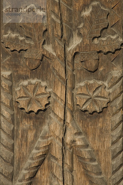 Geschnitztes Holztor mit Blättern und Eicheln  Maramuresch  Rumänien