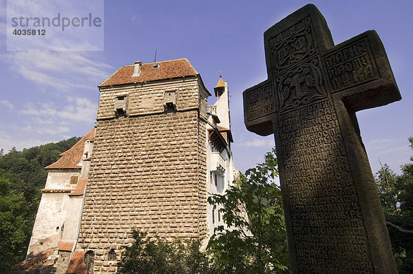 Schloss Bran oder Schloss Dracula  Steinkreuz im Vordergrund  Walachei  Karpaten Gebirge  Rumänien