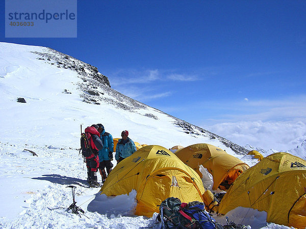 Gelbe Zelte  Bergsteiger und Bergsteigerausrüstung im Lager IV  4  auf dem Südsattel  7950m  Mount Everest  Himalaya  Nepal