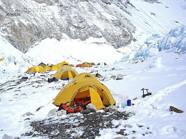 Gelbe Zelte im Lager II  2  ca. 6500m  im Western Camp  Mount Everest  Himalaya  Nepal