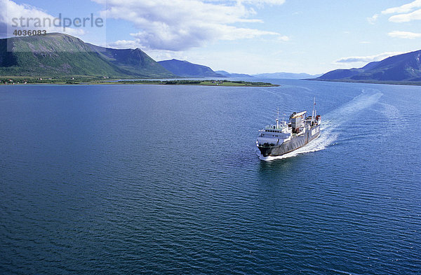 Frachtschiff im Sortland Sunt zwischen Anhoya und Langoya  Vesteralen  Norwegen  Skandinavien  Europa