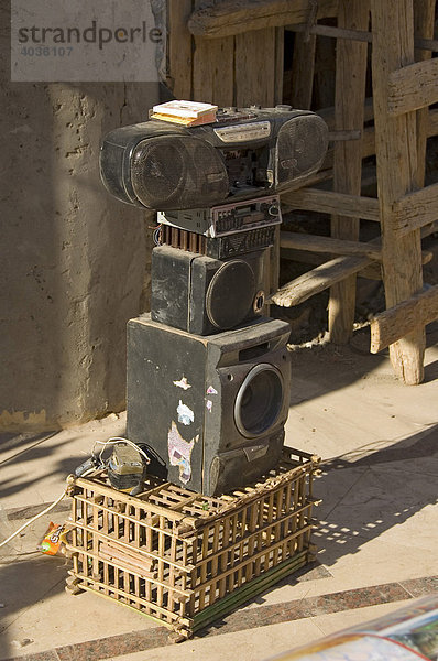Verstaubte Musikanlage am Markt  Assuan  Ägypten  Afrika
