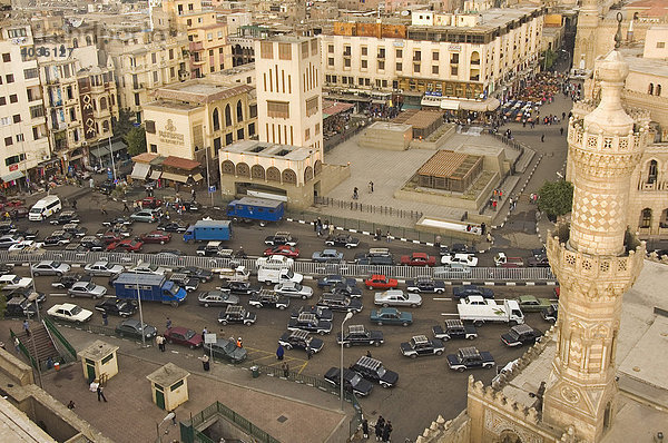 Blick auf den Verkehr vor der Al Azhar Moschee  Kairo  Ägypten  Afrika