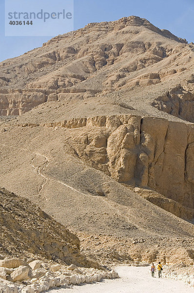 Weg zum Grab des Eje im Westtal  zwei Touristenkinder  Tal der Könige  Theben West  Luxor  Ägypten  Afrika