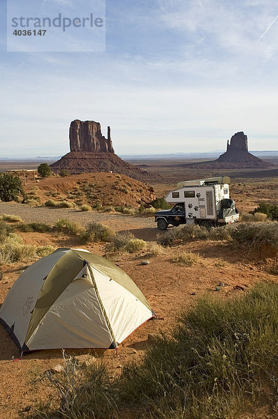 Zelt und Geländewagen mit Wohnaufbau im Monument Valley  Utah  USA