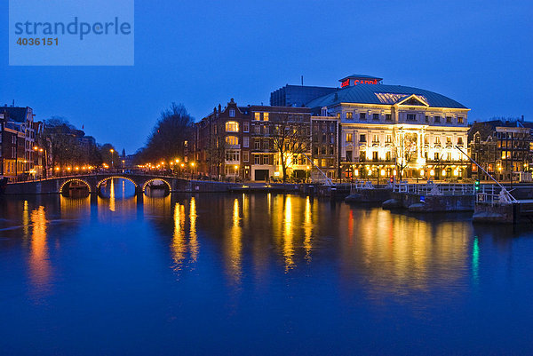 Fluss Amstel und Koninklur Theater  Königliches Theater  Amsterdam  Holland  Niederlande  Europa