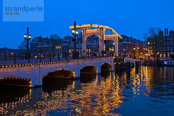 Magere Brug über Fluss Amstel  Amsterdam  Holland  Niederlande  Europa