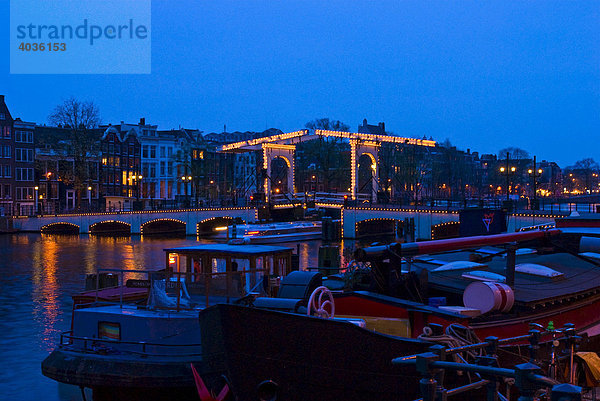 Magere Brug über Fluss Amstel  Amsterdam  Holland  Niederlande  Europa