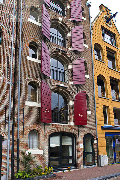 Grachtenhäuser mit roten Fensterläden in der Brouwersgracht  Amsterdam  Holland  Niederlande  Europa