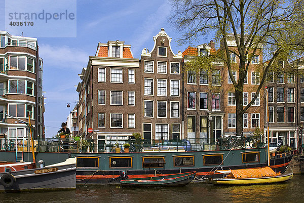 Hausboote und Grachtenhäuser Amsterdam  Holland  Niederlande  Europa