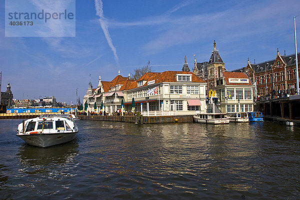 Bahnhof  Station Plein mit Hafen und Gebäude der Binnenschifffahrt  Amsterdam  Holland  Niederlande  Europa