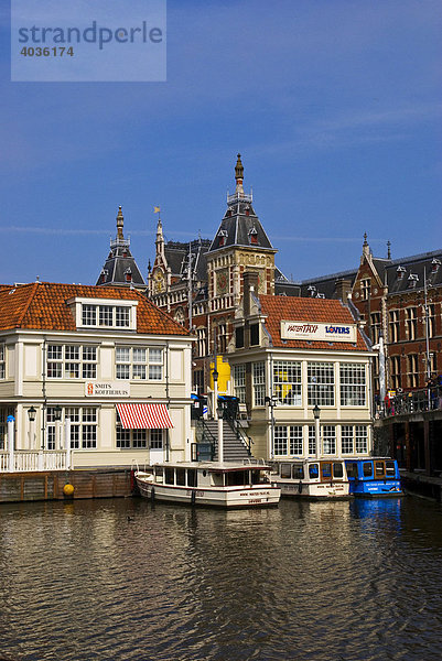 Bahnhof  Station Plein mit Hafen und Gebäude der Binnenschifffahrt  Amsterdam  Holland  Niederlande  Europa