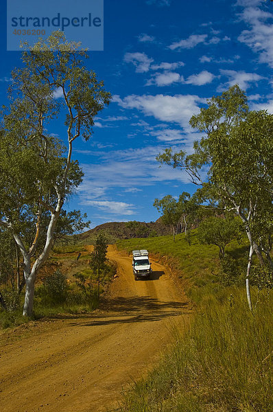Geländewagen auf Piste in den Bungle Bungle  Purnululu Nationalpark  Australien