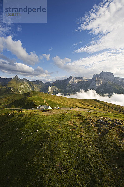 Blick auf Grand Gabizon  Pic Ger  vom Col d'Aubisque  Pyrenäen  Aquitaine  Frankreich  Europa