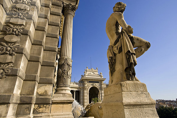 Sandsteinfigur vor dem Palais Longchamp und Muséum d’histoire naturelle  Marseille  Provence Cote d'Azur  Frankreich  Europa