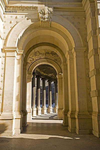 Torbögen und Säulengang im Palais Longchamp  Marseille  Provence Cote d'Azur  Frankreich