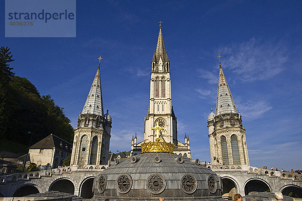 Rosenkranzbasilika und Basilika der unbefleckten Empfängnis  Lourdes  Pyrenees-Midi  Frankreich  Europa