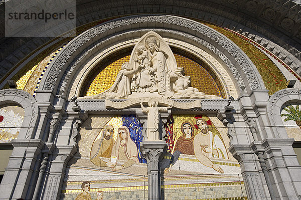 Eingangsportal der Rosenkranzbasilika mit Marienbild  Lourdes  Pyrenees-Midi  Frankreich  Europa