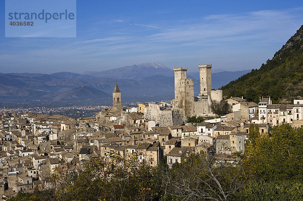 Pacentro mit Rocca San Lorenzo  Abruzzo  Abruzzen  Italien  Europa