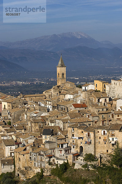 Pacentro mit Rocca San Lorenzo  Abruzzo  Abruzzen  Italien  Europa