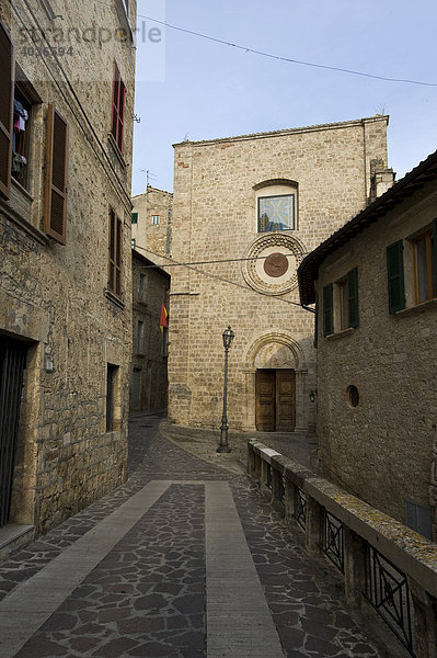 San Francesco und Gasse in der Altstadt von Civitella del Tronto  Abruzzo  Abruzzen  Italien  Europa