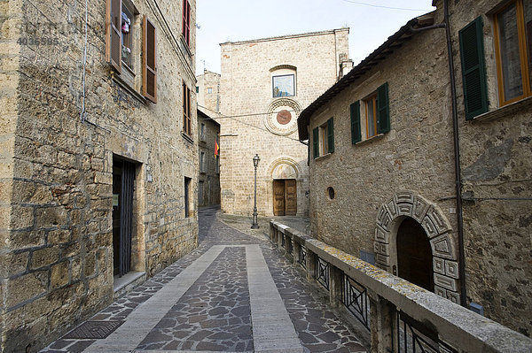 San Francesco und Gasse in der Altstadt von Civitella del Tronto  Abruzzo  Abruzzen  Italien  Europa