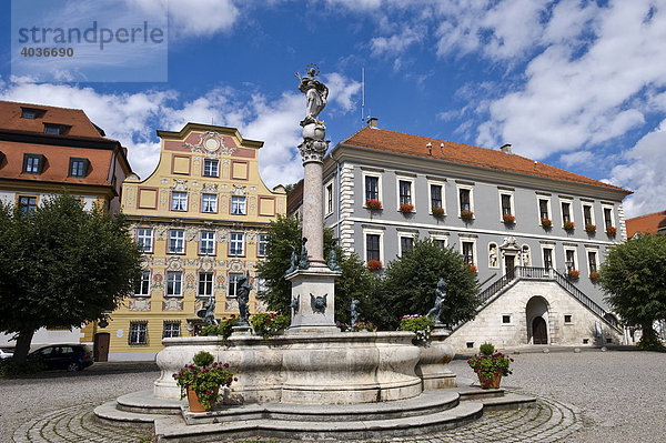 Brunnen  rechts Rathaus  Neuburg an der Donau  Oberbayern  Bayern  Deutschland  Europa