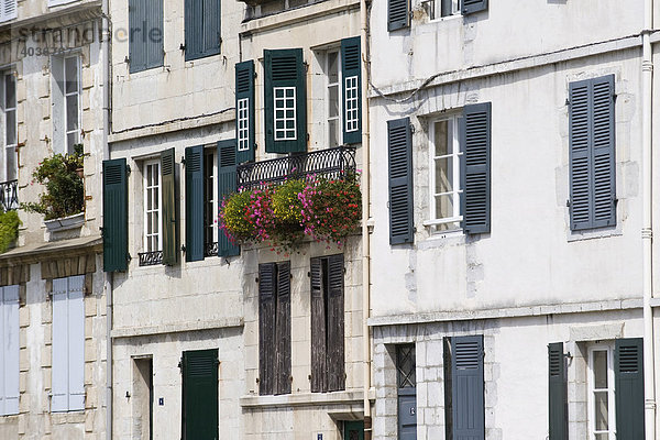 Hausfassade mit blumengeschmücktem Balkon  Bayonne  Aquitaine  Frankreich