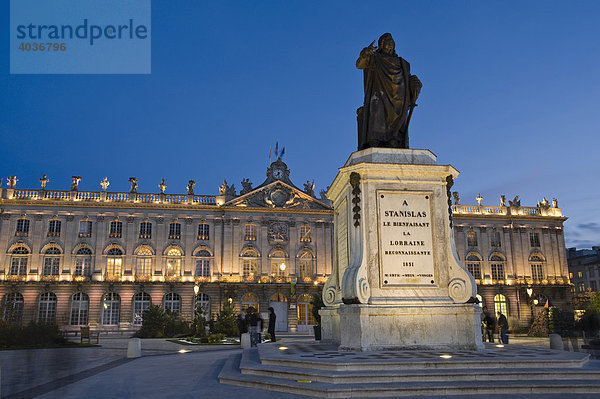 Place Stanislas mit Stanislas Statue und Hotel de Ville  Nancy  Lorraine  Frankreich