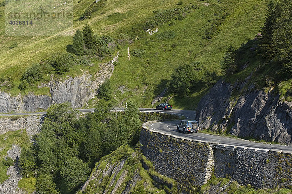 Passstraße mit Fahrzeugen am Col d'Aubisque  Pyrenäen  Aquitaine  Frankreich