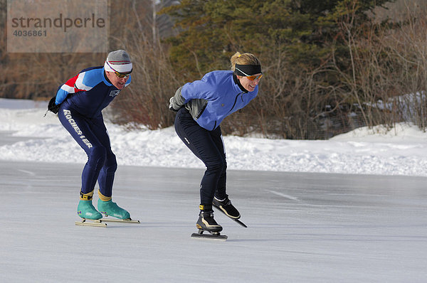 Eisschnellläufer üben auf gefrorenem Teich  Edmonton  Alberta  Kanada