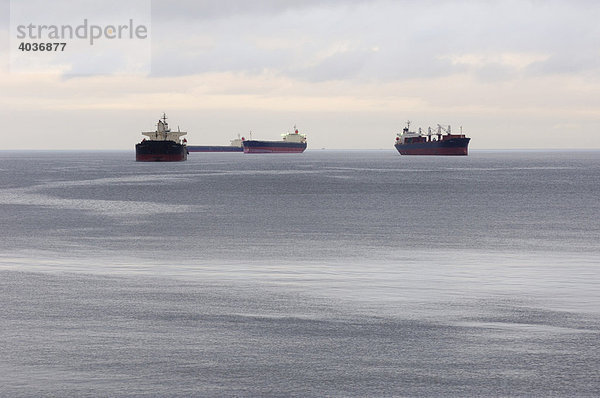 Geankerte große Frachter in English Bay warten darauf  am Hafen von Vancouver andocken zu können  Vancouver  British Columbia  Kanada  Nordamerika